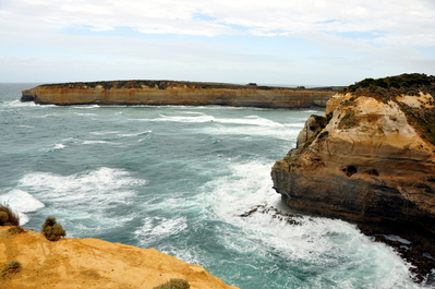 Waves crashing on the cliffs on the GOR