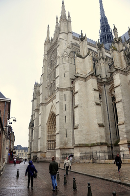Walking around the side of the cathedral in Amiens