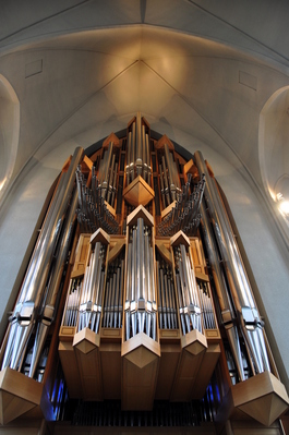 Massive imposing organ