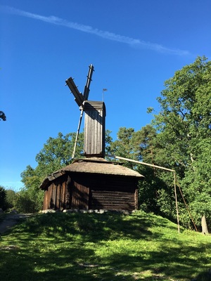 Windmill that can be rotated into the wind