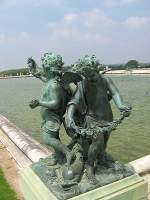 A statue in front of the pools at the entrance to the gardens