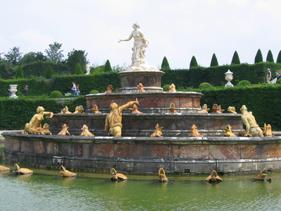 A huge fountain at the front of the gardens