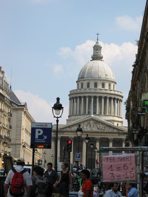 Approaching the Pantheon, want a tee-shirt?