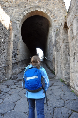 Kim entering Pompeii