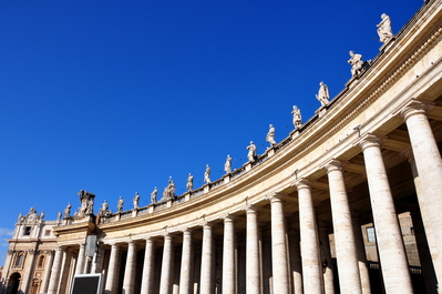Columns and statues surrounding St Peter's Square