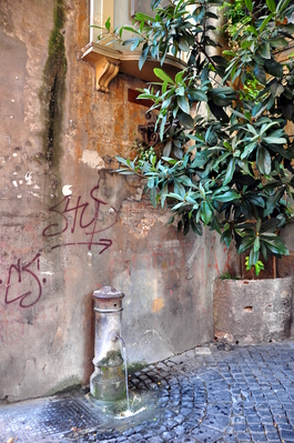 One of the many public water fountains all over Rome, the water is clean and cold and safe for drinking. Very convenient!